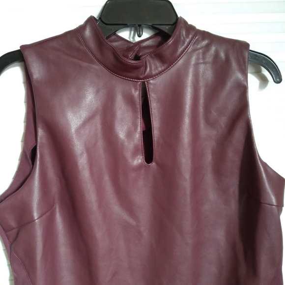 ☆NWT☆ Mark New York Burgundy Faux Leather Sleeveless Top Mock Neck With Keyhole - Picture 2 of 12